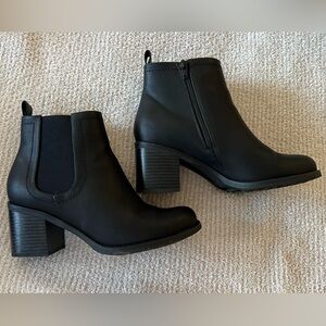 ❗️💲CLOSEOUT SALE: $5 💲❗️- Black Ankle Booties